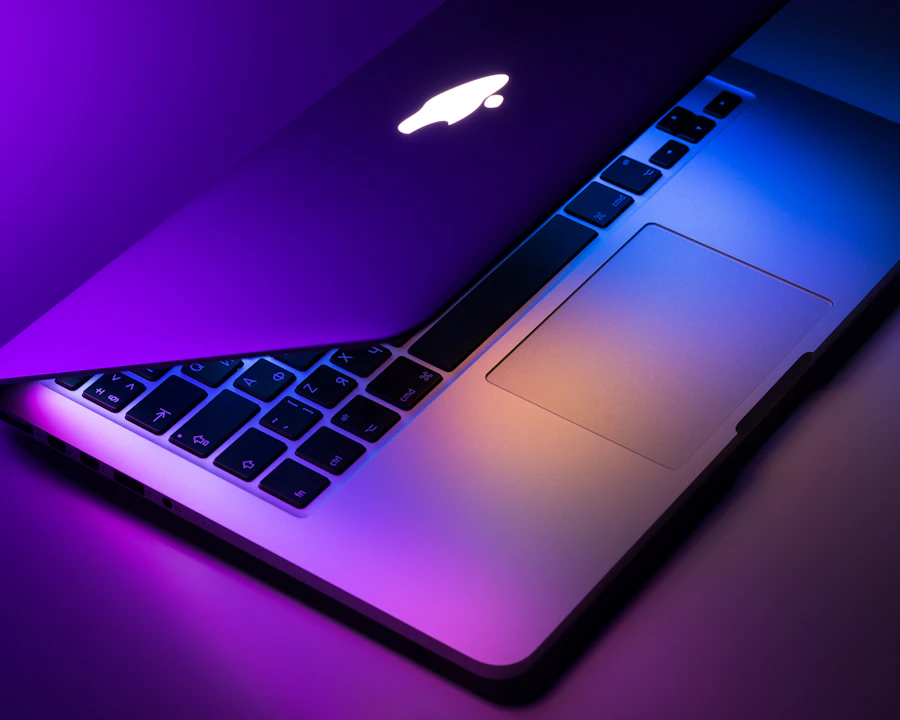 Notebook aberto sobre mesa representando o serviço de engenharia web