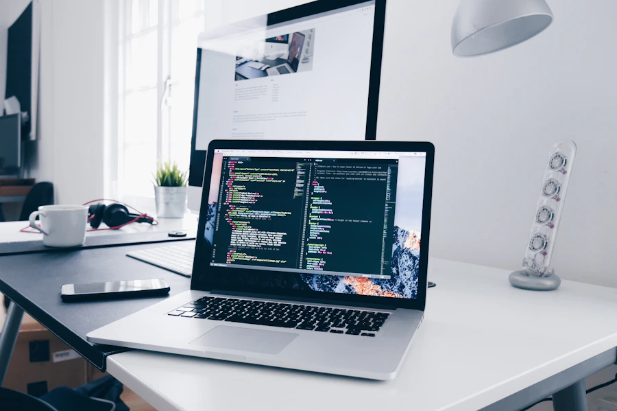 Tela com código e editor representando o serviço de produto e interface